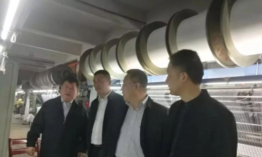 04.23稿-史建平（左一）在經(jīng)編制造企業(yè)調(diào)研.jpg